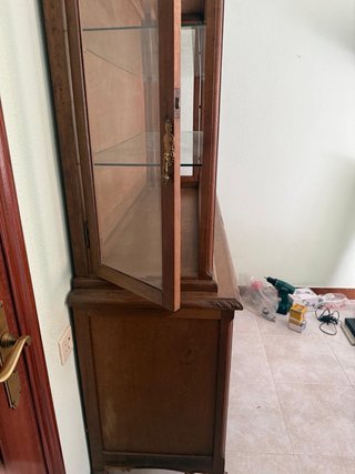 Mueble vitrina madera y cristal