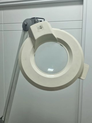 Lámpara de pie con lupa