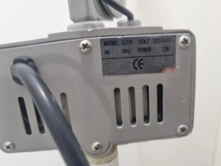 Lámpara de pie con lupa