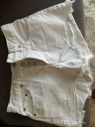 Pantalón corto vaquero blanco desgastado
