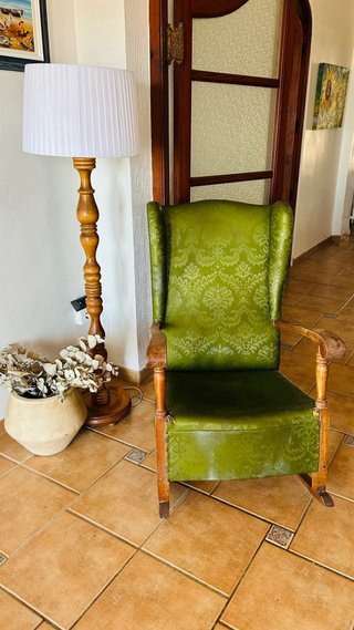 Mecedora antigua de tela y madera