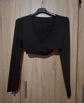 Crop top negro manga larga