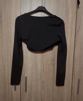 Crop top negro manga larga