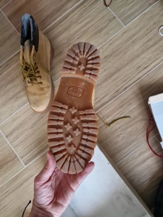 Botas beige y marrones