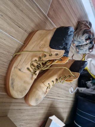 Botas beige y marrones