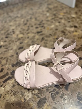 Sandalias rosas con cadena