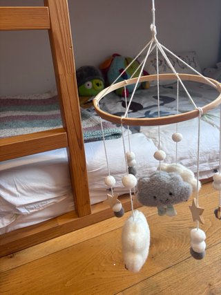 Móvil de cuna de madera