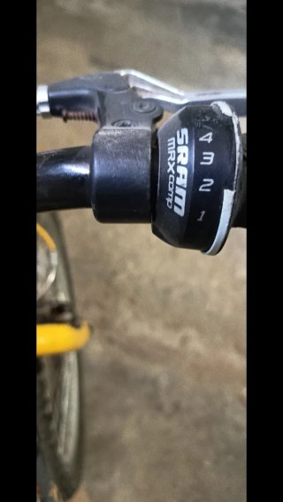 Bicicleta BTwin niño negra y amarilla