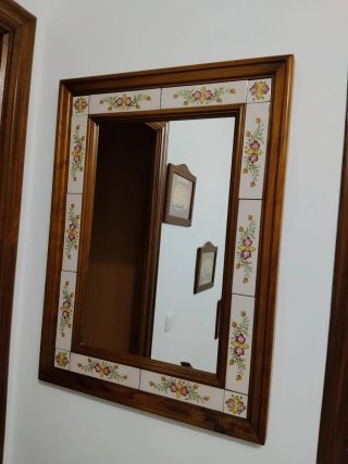 Mueble cajonera madera con azulejos
