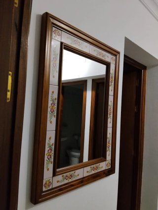 Mueble cajonera madera con azulejos