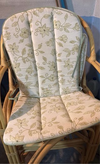 Conjunto mesa y sillas de mimbre