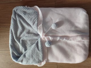 Saco para bebé de punto rosa y gris