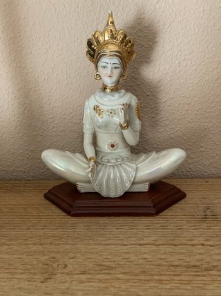 Figura cerámica mujer budista dorada