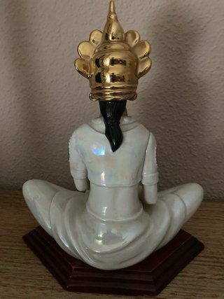 Figura cerámica mujer budista dorada