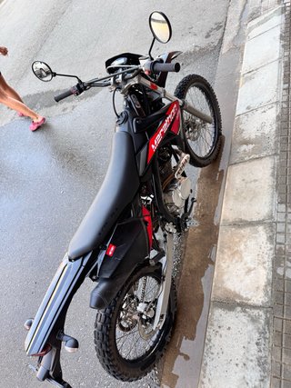Moto Enduro rieju Negra y Roja