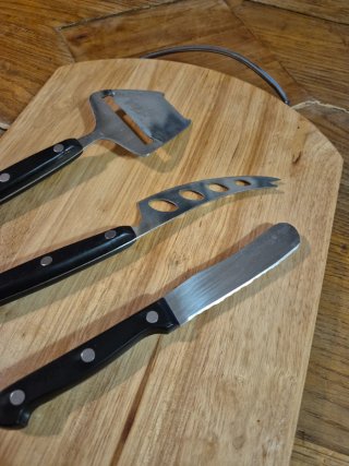 Tagliere con 4 coltelli da formaggio