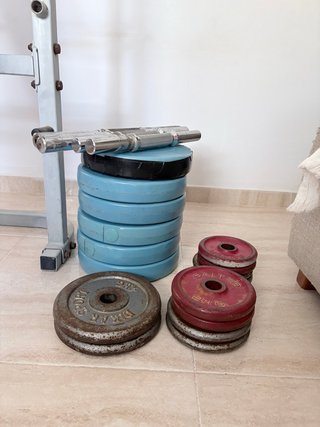 Banco de pesas + barras + 52 kg