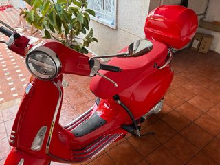 Vespa 50 Primavera Roja con Baúl