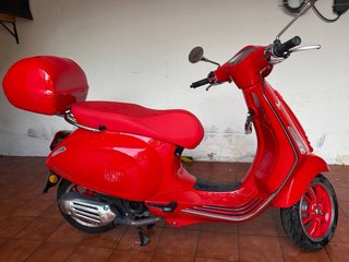 Vespa 50 Primavera Roja con Baúl