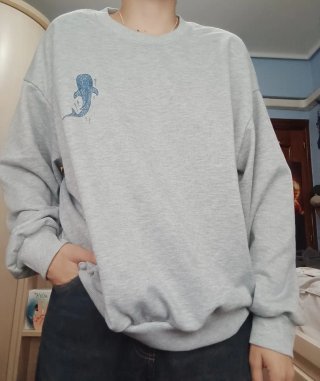 Sudadera gris con pez azul SHEIN