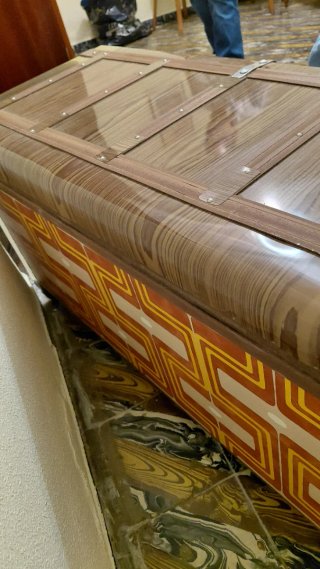 Baúl de madera y hojalata