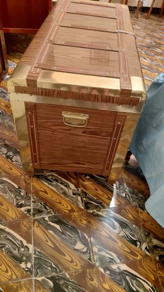Baúl de madera y hojalata