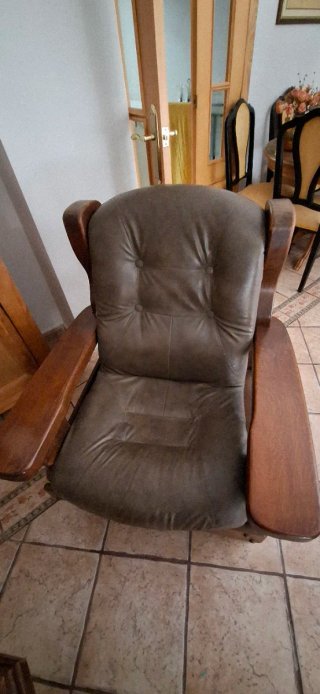 Sofá de cuero y madera
