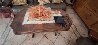 Sofá de cuero y madera