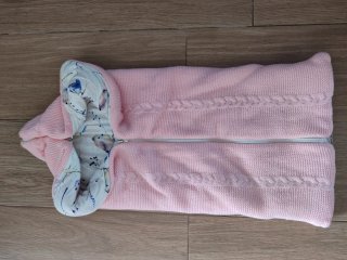 Saco de bebé rosa con estampado de pájaros