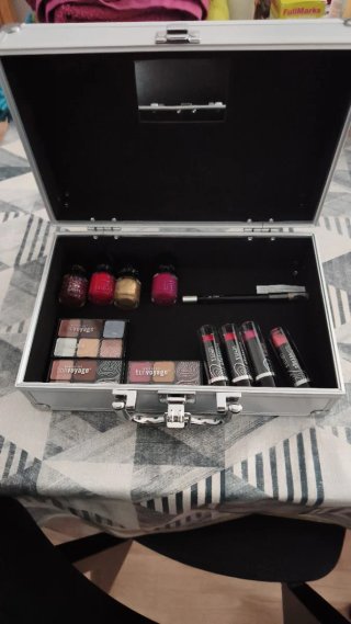 Maletín de maquillaje plateado