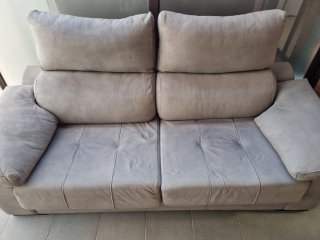 Sofá gris.