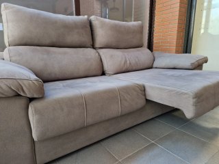 Sofá gris.