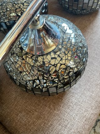 Dos lámparas de metal y cristal en Avilés