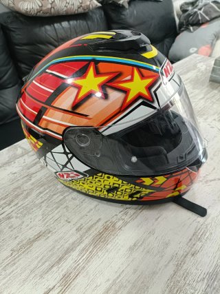 Casco de moto NZI con diseño de estrellas