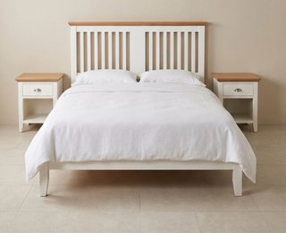 Cama doble con mesitas de noche