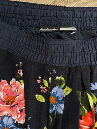 Falda floral Stradivarius talla M