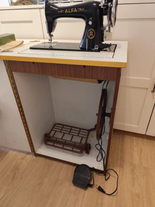 Máquina de coser Alfa años 50 con mueble