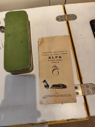 Máquina de coser Alfa años 50 con mueble