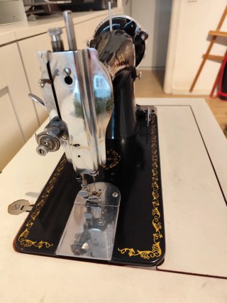 Máquina de coser Alfa años 50 con mueble