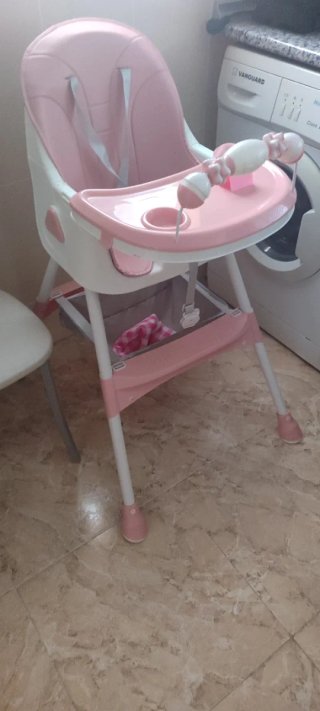 Trona de bebé rosa y blanca