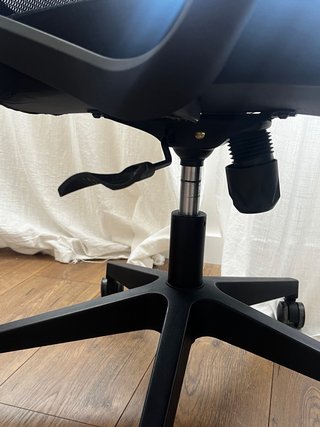 Silla de oficina negra con ruedas