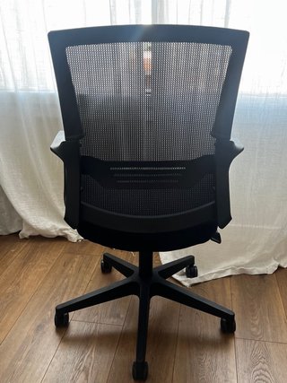 Silla de oficina negra con ruedas