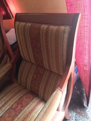 2 butacas de tela y madera
