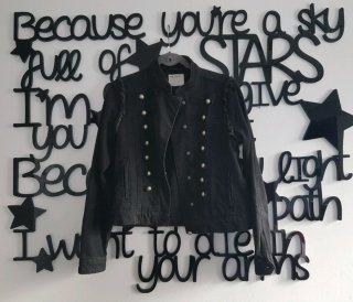 Chaqueta vaquera negra con botones