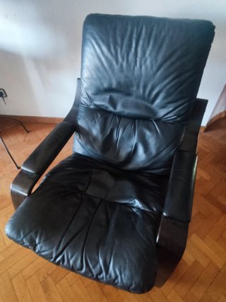 Butaca cuero negra y madera con reposapiés