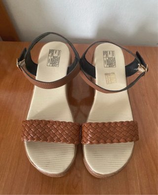 Sandalias cuña marrón trenzadas