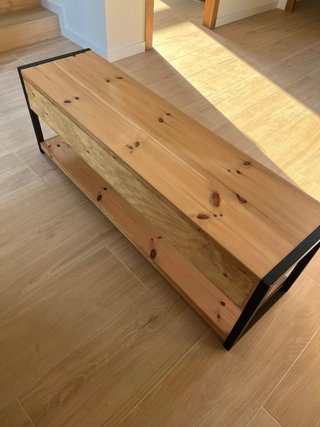 Mueble hecho a mano de pino y acero