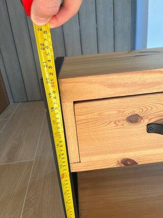 Mueble hecho a mano de pino y acero