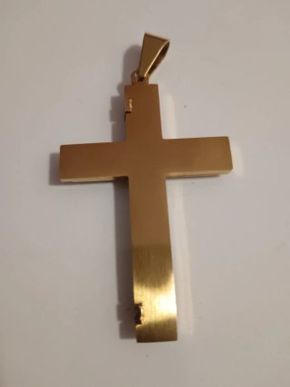 Cruz dorada con inscripción