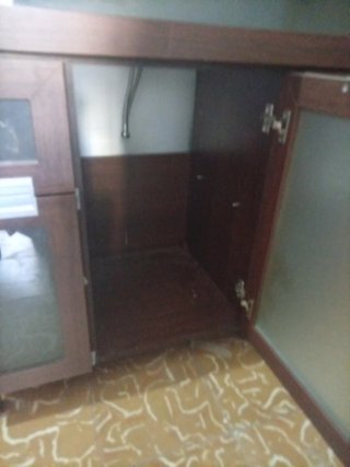 Mueble de baño con lavabo y grifo